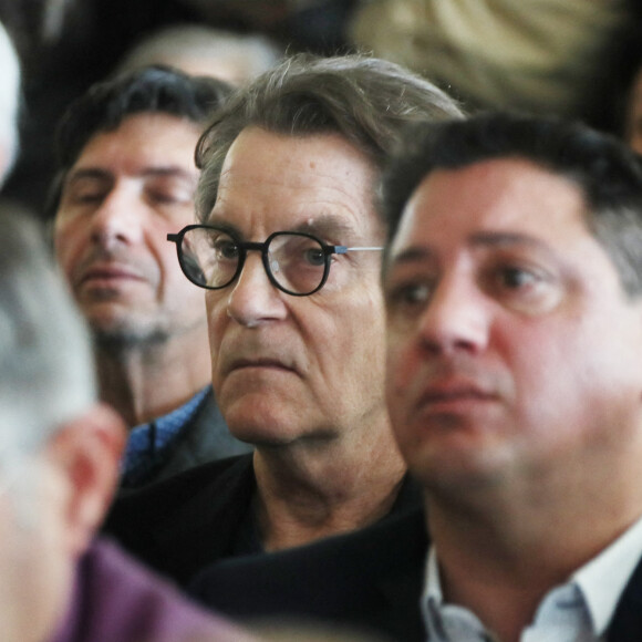Francis Cabrel - Les célébrités rendent un dernier hommage au comédien, dramaturge et metteur en scène français Roger Louret en la salle du Magre à Monclar, France, le 30 janvier 2023. © Patrick Bernard/Bestimage