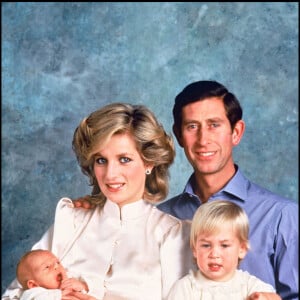 Lady Diana, le prince Charles, et leurs enfants Harry et William en 1984