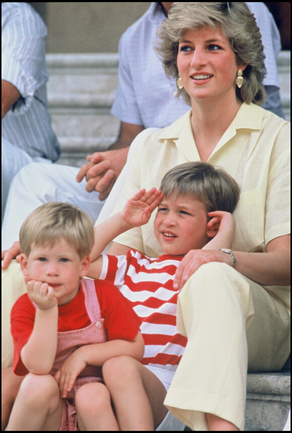 Lady Diana avec ses enfants Harry et William en 1994 à Majorque