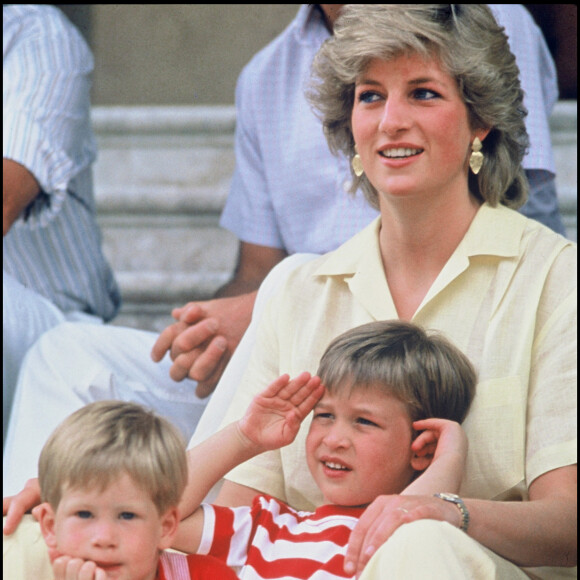 Lady Diana avec ses enfants Harry et William en 1994 à Majorque