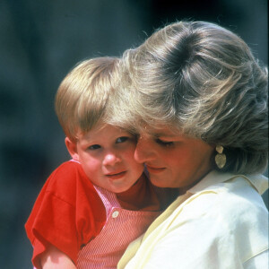Lady Diana avec son fils Harry en 1987 à Majorque