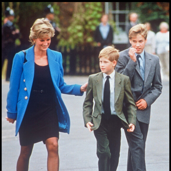 Lady Diana avec ses fils William et Harry, à la sortie du collège Eton, en 1995