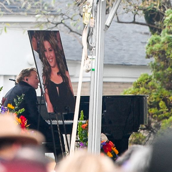Axl Rose des Guns N' Roses - Les membres et proches de la famille Presley prennent la parole lors des obsèques de Lisa Marie Presley à Graceland, Memphis, le 22 janvier 2023.  Crowds Gather for a public service for Lisa Marie Presley at Graceland in Memphis Tennessee. Lisa Marie Presley was 54 when she died January 12, after being hospitalized for a medical emergency. 