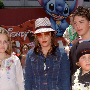 Lisa Marie Presley avec Riley Keough, Benjamin Keough et Navarone Garibaldi en 2002 lors de l'avant-première de Lilo & Stitch à Los Angeles