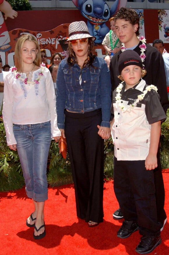 Lisa Marie Presley avec Riley Keough, Benjamin Keough et Navarone Garibaldi en 2002 lors de l'avant-première de Lilo & Stitch à Los Angeles