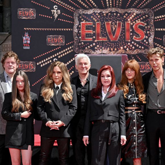 Steve Binder, Harper Vivienne Ann Lockwood, Lisa Marie Presley, Baz Luhrmann, Priscilla Presley, Riley Keough, Austin Butler, et Finley Aaron Love Lockwood lors de la première du film Elvis le 21 juin 2022