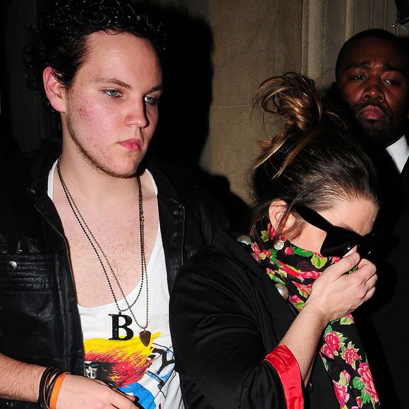 Lisa Marie Presley et son fils Benjamin Keough à Londres en 2009