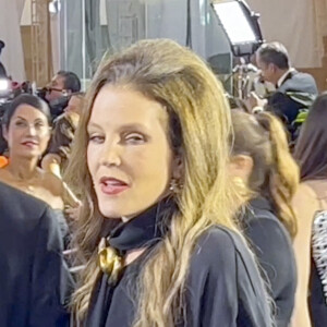 Lisa Marie Presley arrive à la cérémonie des Golden Globe avec son manager Jerry Schilling à Los Angeles le 10 janvier 2023.