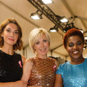 Exclusif -Alice Detollenaere, Evelyne Dhéliat, Claudia Tagbo, marraines de l'association - Backstage du défilé des 30 ans de l'Association "Ruban rose" à l'occasion d'octobre rose 2022 la campagne du mois de sensibilisation au cancer du sein en marge de la Fashion Week De Paris (PFW), au Trocadéro à Paris, France, le 1 octobre 2022. Pour lancer sa campagne de sensibilisation à l'occasion d'Octobre Rose 2022, l'Association Ruban Rose réunira, samedi 1er octobre 2022 à Paris un collectif de 30 femmes touchées personnellement par la maladie. Trois d'entre elles, dont l'identité sera révélée lors de l'événement, sont des personnalités connues du grand public. © Christophe Clovis/Bestimage