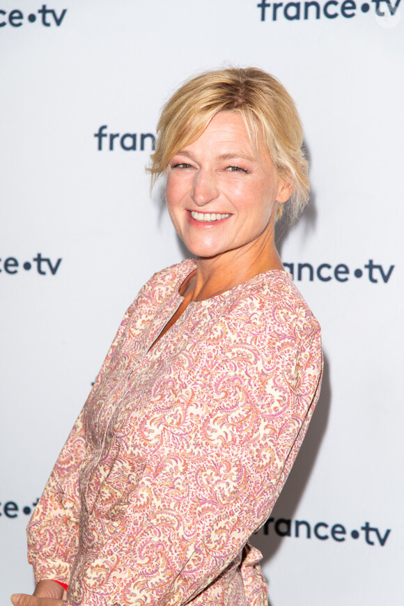 Anne-Elisabeth Lemoine lors du photocall dans le cadre de la conférence de presse de France Télévisions au Pavillon Gabriel à Paris, France, le 24 août 2021. © Pierre Perusseau/Bestimage 