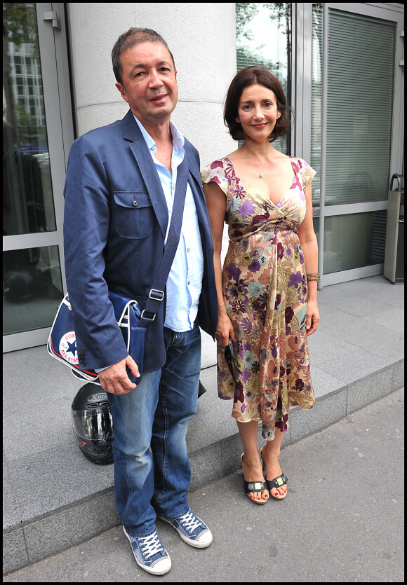 Frédéric Bouraly et Valérie Karsenti lors d'une conférence de presse chez M6