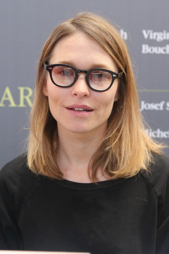 Virginie de Clausade au 37ème Salon du Livre à la Porte de Versailles à Paris, le 25 mars 2017. © CVS/Bestimage