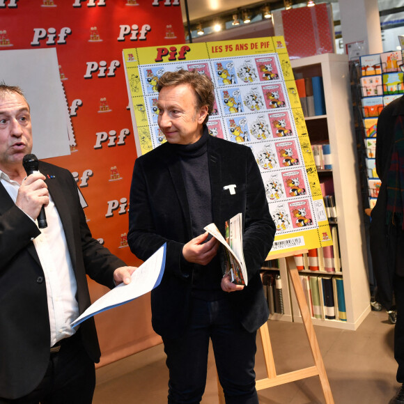 Exclusif - Bernard Chaussegros (président des éditions Vaillant et ancien président d'Euromédia) , Stéphane Bern, Mircea Arapu (dessinateur, notamment du timbre) - Stéphane Bern dévoile le timbre Pif de la Poste au Carré d'Encre à Paris le 30 janvier 2023. © Veeren/Bestimage 