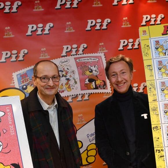 Exclusif - Stéphane Bern, Mircea Arapu (dessinateur, notamment du timbre) - Stéphane Bern dévoile le timbre Pif de la Poste au Carré d'Encre à Paris le 30 janvier 2023. © Veeren/Bestimage 