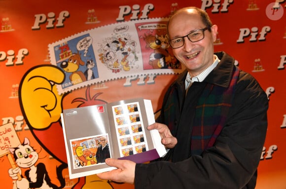 Exclusif - Mircea Arapu (dessinateur, notamment du timbre) - Stéphane Bern dévoile le timbre Pif de la Poste au Carré d'Encre à Paris le 30 janvier 2023. © Veeren/Bestimage 