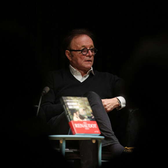 Le journaliste Guillaume Durand à la Station Ausone-Mollat à Bordeaux, France, le 10 janvier 2022, pour la présentation de son livre "Déjeunons sur l'herbe" (Prix Renaudot de l'essai 2022). © Jean-Marc Lhomer/Bestimage