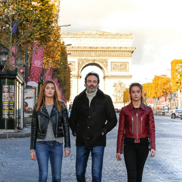 Exclusif - Rendez-vous avec Anthony Delon et ses filles Loup et Liv sur les Champs-Elysées à Paris, France, le 26 novembre 2017. © Philippe Doignon/Bestimage