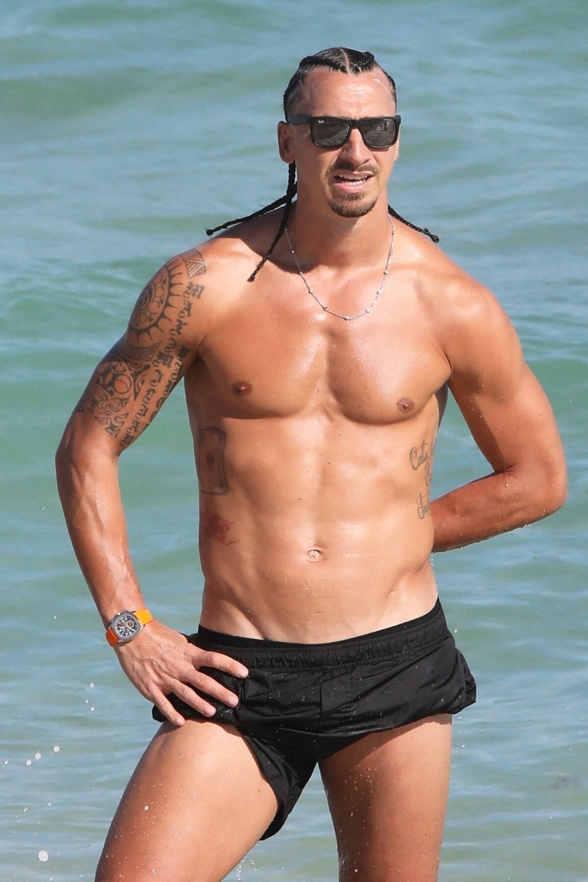 Photo : Zlatan Ibrahimovic arbore une coupe de cheveux à tresses afro après  avoir célébré le Nouvel An à Miami le 2 janvier 2022. - Purepeople