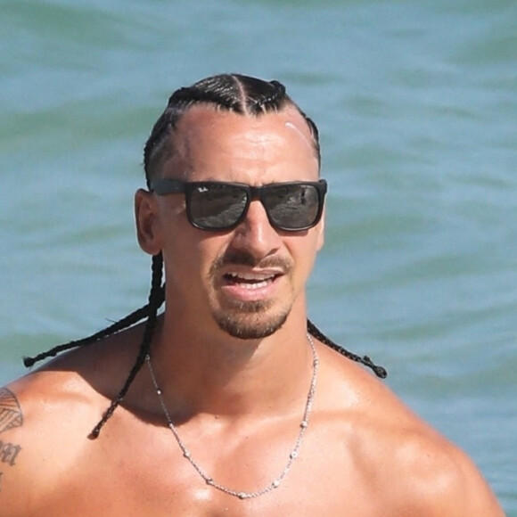 Zlatan Ibrahimovic arbore une coupe de cheveux à tresses afro après avoir célébré le Nouvel An à Miami le 2 janvier 2022.