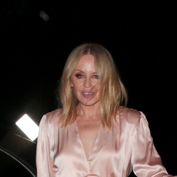 Kylie Minogue arrive au club "Annabel's" à Londres, le 31 mai 2022.