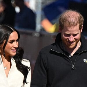 Le prince Harry et Meghan Markle assistent à la finale d'athlétisme, au deuxième jour des Invictus Games 2020 à La Haye, le 17 avril 2022. 