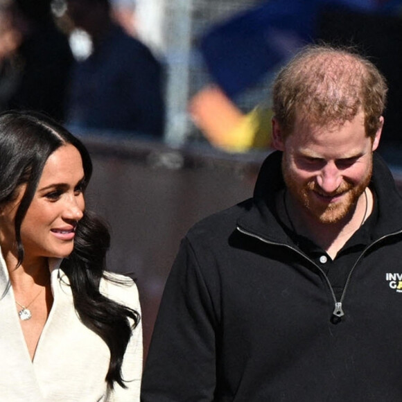 Le prince Harry et Meghan Markle assistent à la finale d'athlétisme, au deuxième jour des Invictus Games 2020 à La Haye, le 17 avril 2022. 