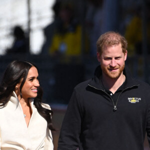 Le prince Harry et Meghan Markle assistent à la finale d'athlétisme, au deuxième jour des Invictus Games 2020 à La Haye, le 17 avril 2022. 