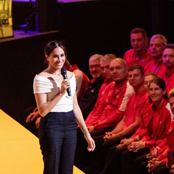 Le prince Harry et Meghan Markle lors de la cérémonie d'ouverture des Invictus Games 2020 à La Haye, le 16 avril 2022. 