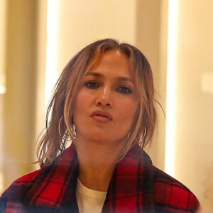 Exclusif - Jennifer Lopez fait du shopping à Beverly Hills le 15 decembre 2022. 