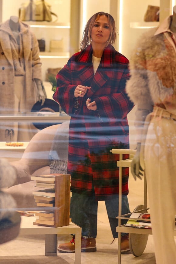 Exclusif - Jennifer Lopez fait du shopping à Beverly Hills le 15 decembre 2022. 