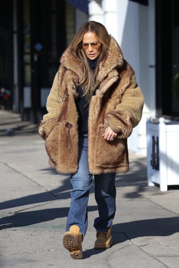 Exclusif - Jennifer Lopez fait son shopping de Noël à Los Angeles le 14 décembre 2022. 