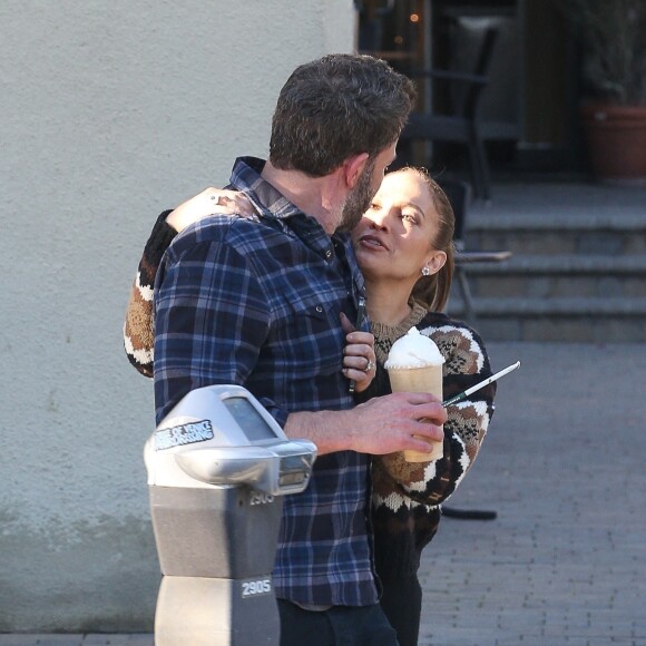 Exclusif - Ben Affleck et sa femme Jennifer Affleck (Lopez) sortent prendre un café en amoureux chez Starbucks à Santa Monica le 12 décembre 2022. 