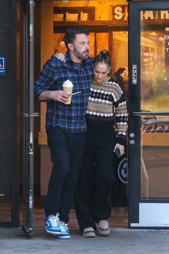 Exclusif - Ben Affleck et sa femme Jennifer Affleck (Lopez) sortent prendre un café en amoureux chez Starbucks à Santa Monica le 12 décembre 2022. 