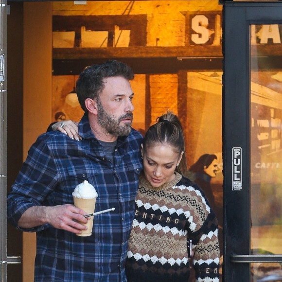 Exclusif - Ben Affleck et sa femme Jennifer Affleck (Lopez) sortent prendre un café en amoureux chez Starbucks à Santa Monica le 12 décembre 2022. 