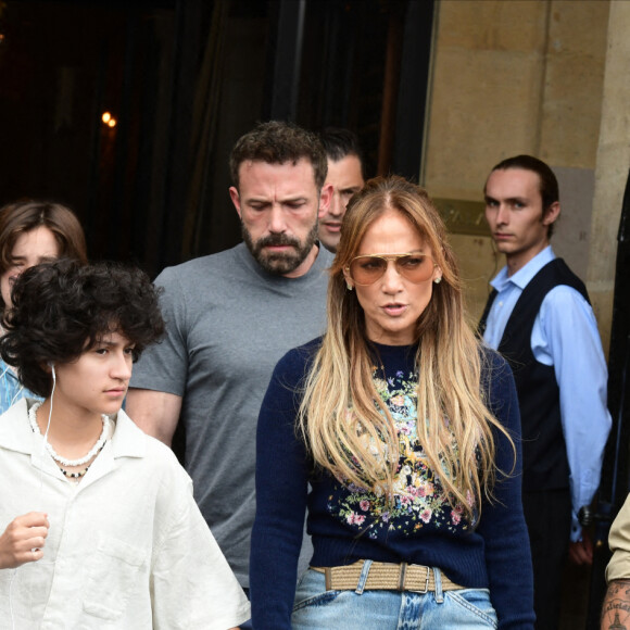 Ben Affleck et sa femme Jennifer Affleck (Lopez) poursuivent leur lune de miel à Paris avec leurs enfants respectifs Seraphina, Maximilian et Emme, le 26 juillet 2022. En quittant l'hôtel de Crillon, ils sont allés au Café Marly, face à la cour du Louvre. Merci de flouter le visage des enfants avant parution. 