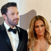 Robe fendue, culotte apparente et maxi-décolleté : Jennifer Lopez renversante aux Grammy's, Ben Affleck subjugué