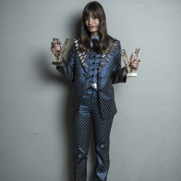 Exclusif - Clara Luciani (Artiste féminine de l'année et Album de l'année pour "Coeur") en backstage lors la 37ème cérémonie des Victoires de la musique à la Seine musicale de Boulogne-Billancourt, le 11 février 2022. © Cyril Moreau / Tiziano Da Silva / Bestimage 