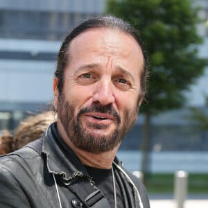 Le chanteur Francis Lalanne fume la pipe à la sortie des studios RMC à Paris, France, le 11 juin 2021. © Panoramic/Bestimage