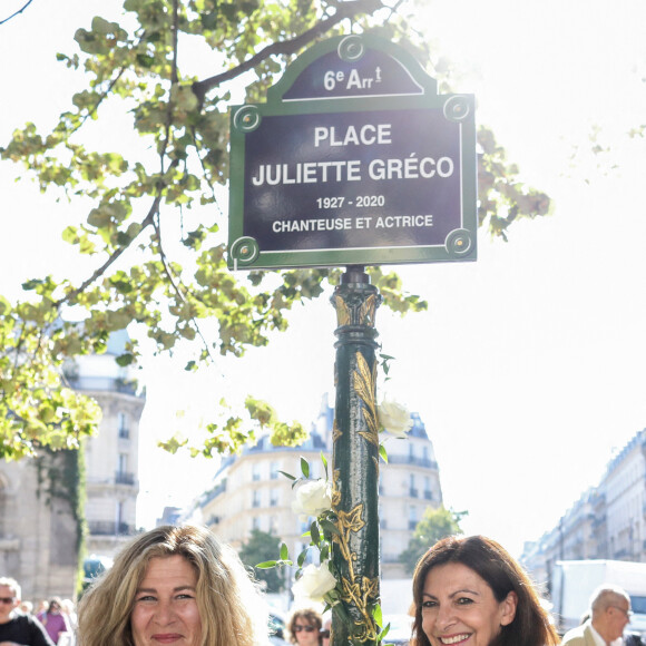 La maire de Paris, Anne Hidalgo accompagnée de Julie-Amour Rossini, la petite fille de Juliette Gréco inaugure la place Juliette Gréco, à Paris, France, le 23 septembre 2021. © Stéphane Lemouton/Bestimage