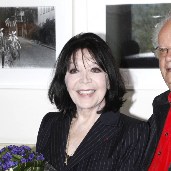 Juliette Gréco recevant la médaille Grand Vermeil de la ville de Paris en 2012. Elle pose avec son mari Gérard Jouannest