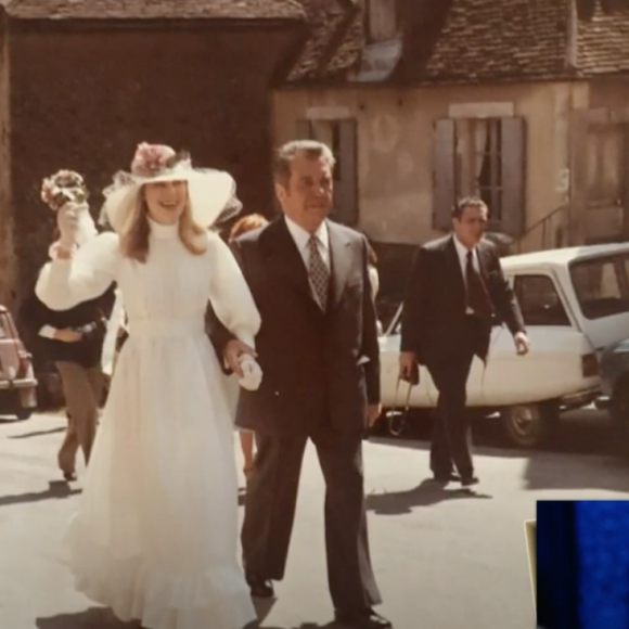 Images du mariage de Chantal Ladesou avec Michel Ansault dans l'émission "La Boîte à secrets" présentée par Faustine Bollaert sur France 3, le 28 octobre 2022.