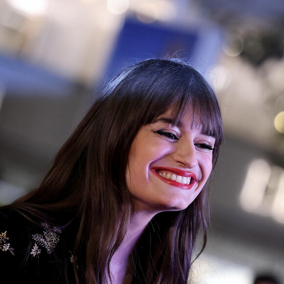 Clara Luciani au photocall de la 24ème édition des "NRJ Music Awards (NMA)" au Palais des Festivals à Cannes le 18 novembre 2022. © Dominique Jacovides / Bestimage