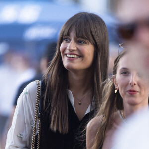 Exclusif - Clara Luciani assiste avec des amis au festival Rock en Seine (25-28 aoüt 2022) à Saint-Cloud, le 26 aoüt 2022. © Pierre Perusseau / Bestimage.