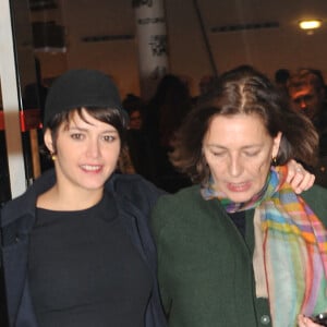 Emma De Caunes et sa mere Gaelle Royer quittent le Theatre du Rond Point pendant la soirée "Mariage pour Tous". Le 27 janvier 2013