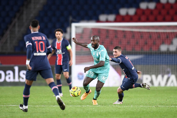 Marco Verratti et Stéphane Bahoken - Le PSG bat l'équipe de football d'Angers lors de la 6ème journée de Ligue 1 au Parc des Princes à Paris.