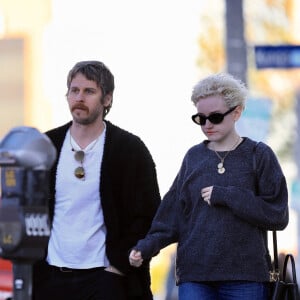 Exclusif - Julia Garner et son mari Mark Foster se promènent à Los Angeles, le 7 février 2023.  EXCLUSIVE - A self-directed biopic about Madonna, in which Julia Garner was reportedly chosen to play the pop star was scrapped recently as the pop icon has announced she plans to go on tour. Madonna was set to direct the project and was working on two script drafts encompassing large periods of her life. Julia was spotted this afternoon enjoying a walk with her husband Mark Foster in West Hollywood. 