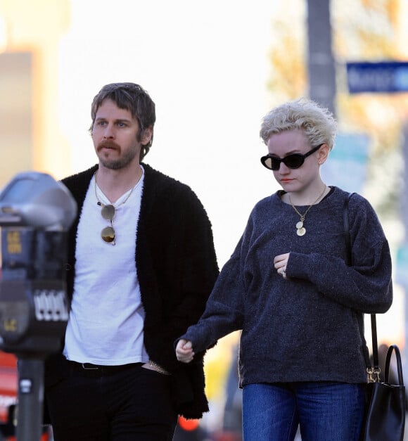 Exclusif - Julia Garner et son mari Mark Foster se promènent à Los Angeles, le 7 février 2023.  EXCLUSIVE - A self-directed biopic about Madonna, in which Julia Garner was reportedly chosen to play the pop star was scrapped recently as the pop icon has announced she plans to go on tour. Madonna was set to direct the project and was working on two script drafts encompassing large periods of her life. Julia was spotted this afternoon enjoying a walk with her husband Mark Foster in West Hollywood. 
