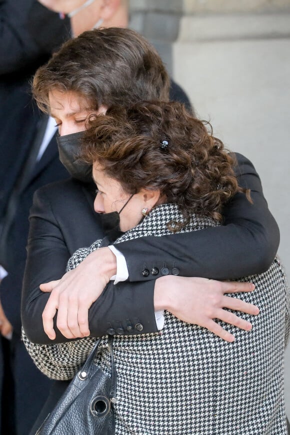 Jules Rénier et Lola Zidi-Rénier - Arrivées aux obsèques de Yves Rénier en l'église Saint-Pierre de Neuilly-sur-Seine, France, le 30 avril 2021.