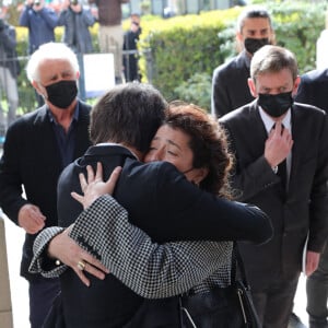 Jules Rénier et Lola Zidi-Rénier - Arrivées aux obsèques de Yves Rénier en l'église Saint-Pierre de Neuilly-sur-Seine. Le 30 avril 2021