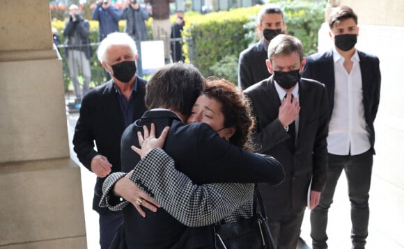 Jules Rénier et Lola Zidi-Rénier - Arrivées aux obsèques de Yves Rénier en l'église Saint-Pierre de Neuilly-sur-Seine. Le 30 avril 2021